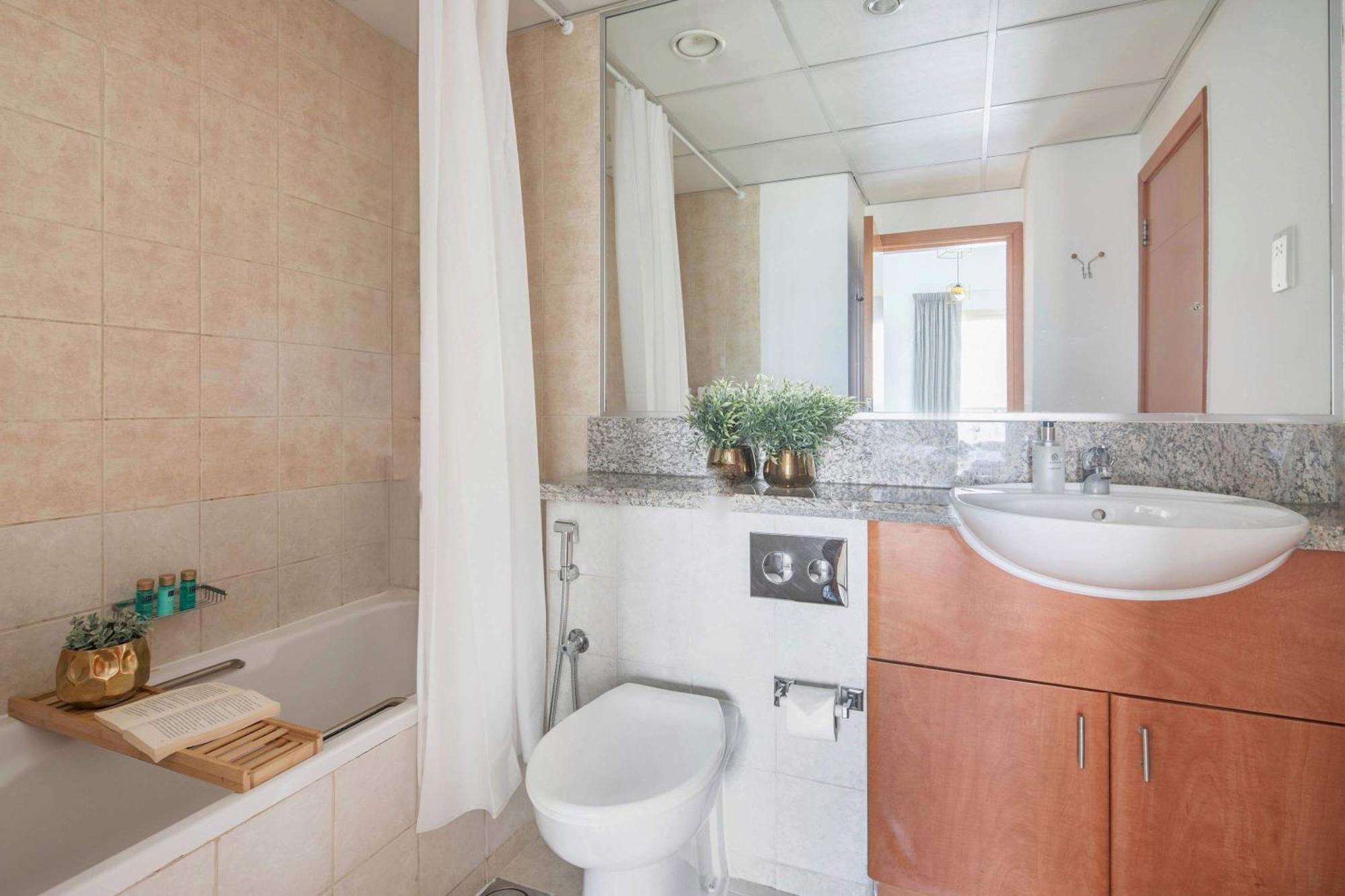 Frank Porter - Al Arta 4 Apartment Dubai